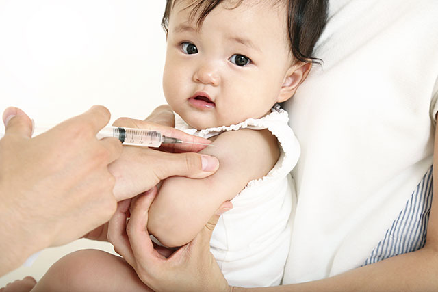 予防接種をしている赤ちゃん
